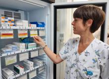 Professional amb la targeta de vacunació