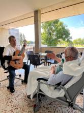 El Dr, Mendoza realitzant una sessió de musicoteràpia a la terrassa
