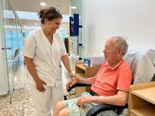 Pacient a la sala de trasllats de l'Hospital Santa Caterina