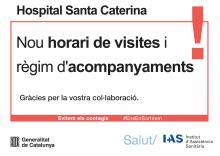 Cartell que anuncia els nous horaris de visites de l'hospital