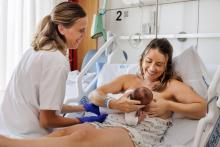 Una llevadora amb una mare