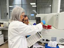 Professionals al laboratori realitzant una prova amb plasma