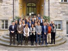 Foto de grup del Consell Assessor davant unes escales