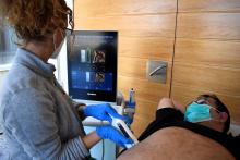 Una professional fa una elastografia a una persona que està estirada en una camilla