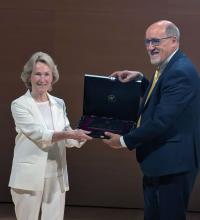 D'esquerra a dreta, la presidenta de la Fundació Privada Daniel Bravo Andreu, recollint el premi del president de la Societat Catalana de Cardiologia