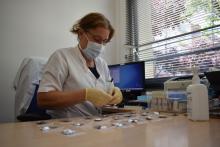 Professional preparant la medicació